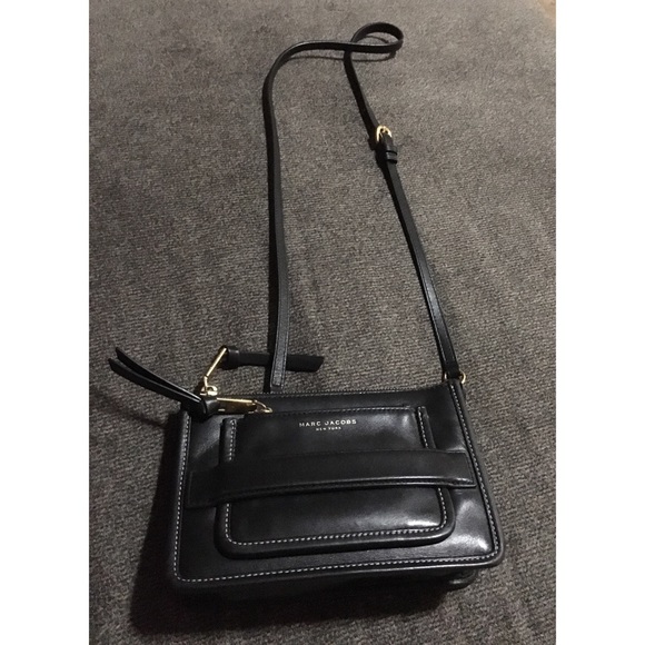 Marc Jacobs Handbags - Marc Jacobs leather crossbody purse